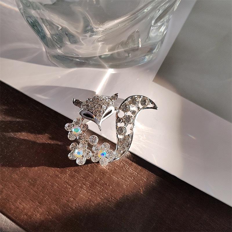 Очаровательная брошь в виде лисы: Модный, Универсальный Аксессуар для Кардиганов, Пальто и Костюмов.