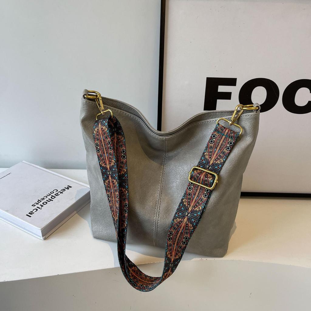 Женская сумка кроссбоди большой вместимости - Весна/Лето 2023 Ретро сумка-ведро с широким ремнем и высококачественной текстурой