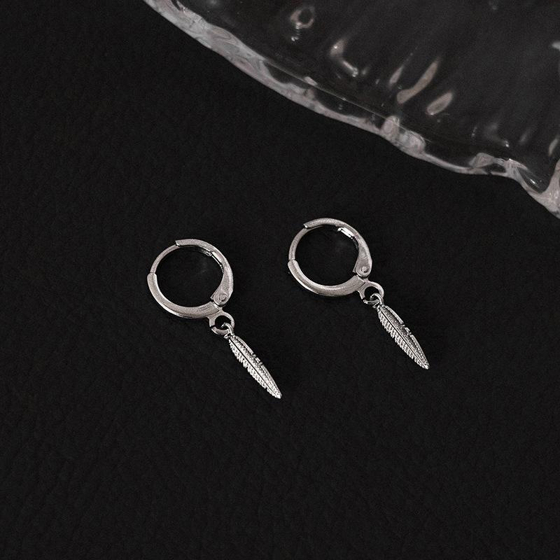 Cute Small Alloy Leaf Pendant Hoop Earrings For Women Girls Man Punk Charms Hip Hop Men Ear Feather Jewelry Party Gifts