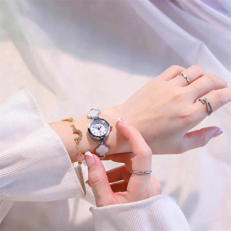 Шикарные нишевые женские часы в французском стиле: Элегантный и минималистичный дизайн с изысканным маленьким циферблатом и стильным браслетом