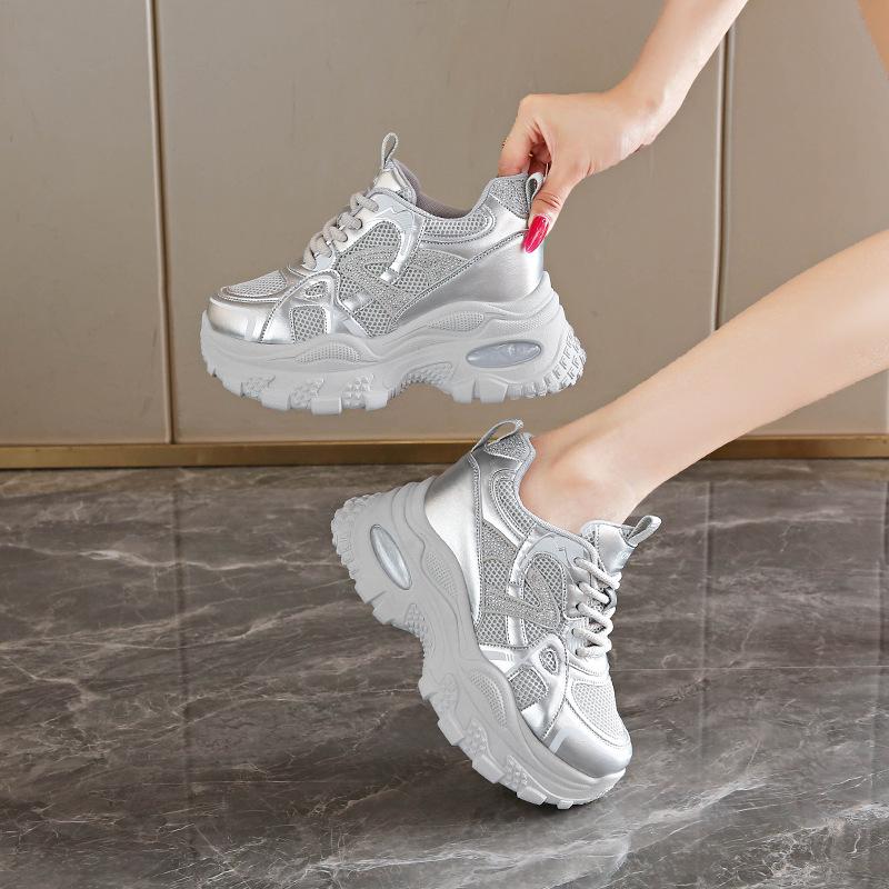 Инс корейская версия новых папиных кроссовок девушка 2025 весна и осень студенческие беговые спортивные толстая подошва увеличение роста повседневная уличная съемка