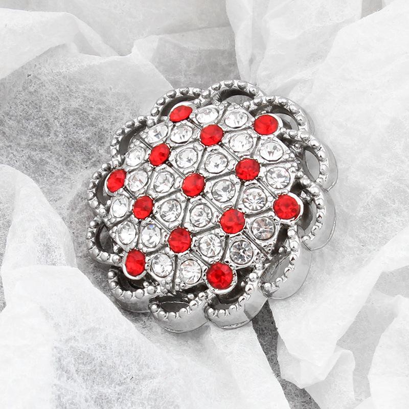 Изысканный кардиган-свитер с металлическими пуговицами и стразами