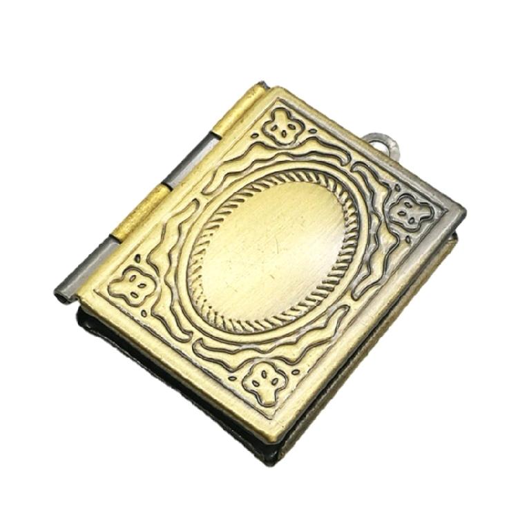 Изысканный кулон-медальон для фото с тонкой детализацией. Стильный аксессуар-держатель для фото для стильной повседневной носки.