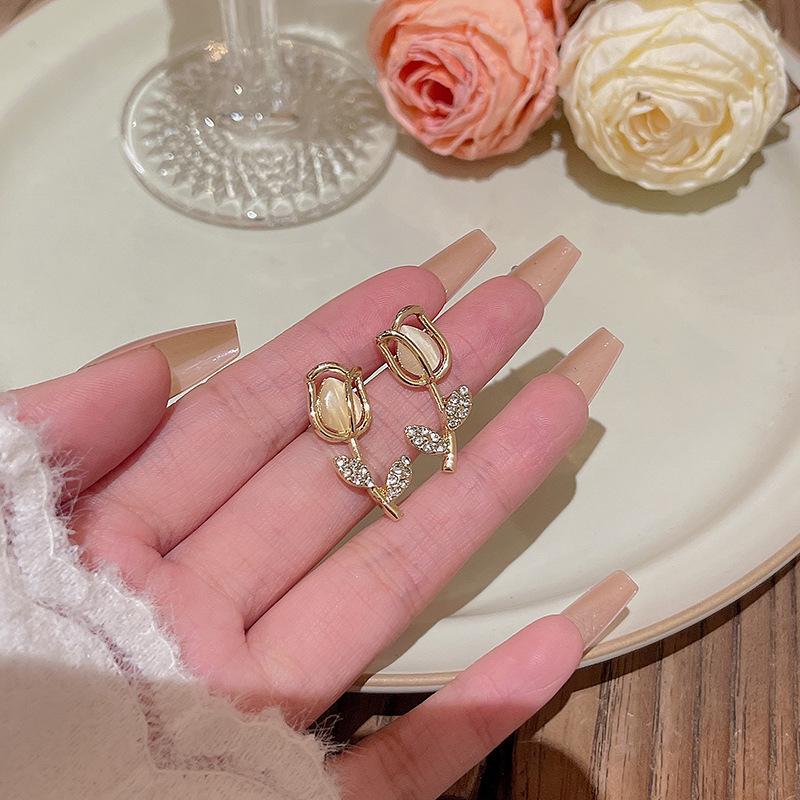 Серьги-иглочки из серебра 925 пробы в корейском стиле с цветочным мотивом: Универсальный дизайн с жемчужным оттенком и модным стилем, вдохновленным лесом