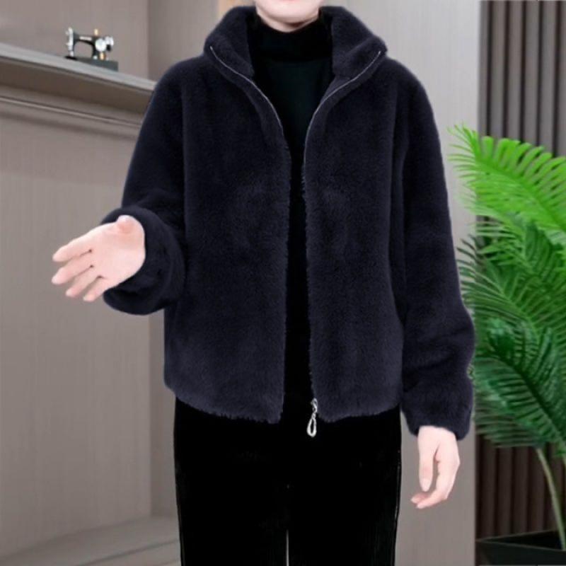 Зимой новая куртка с меховым покрытием для мам среднего возраста выглядит очень красиво, а популярный в этом году укороченный топ