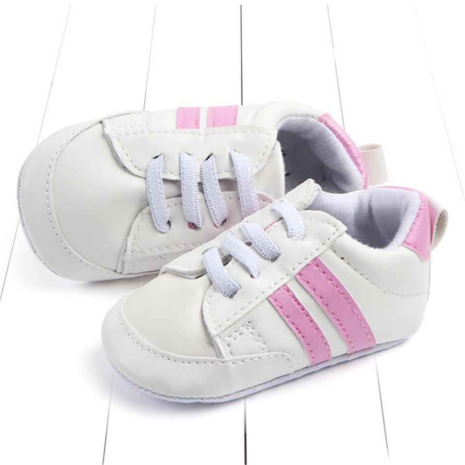 Детская обувь, кроссовки для новорожденных мальчиков, первые ходунки в две полоски для девочек, детские кроссовки на мягкой подошве из искусственной кожи со шнуровкой для малышей