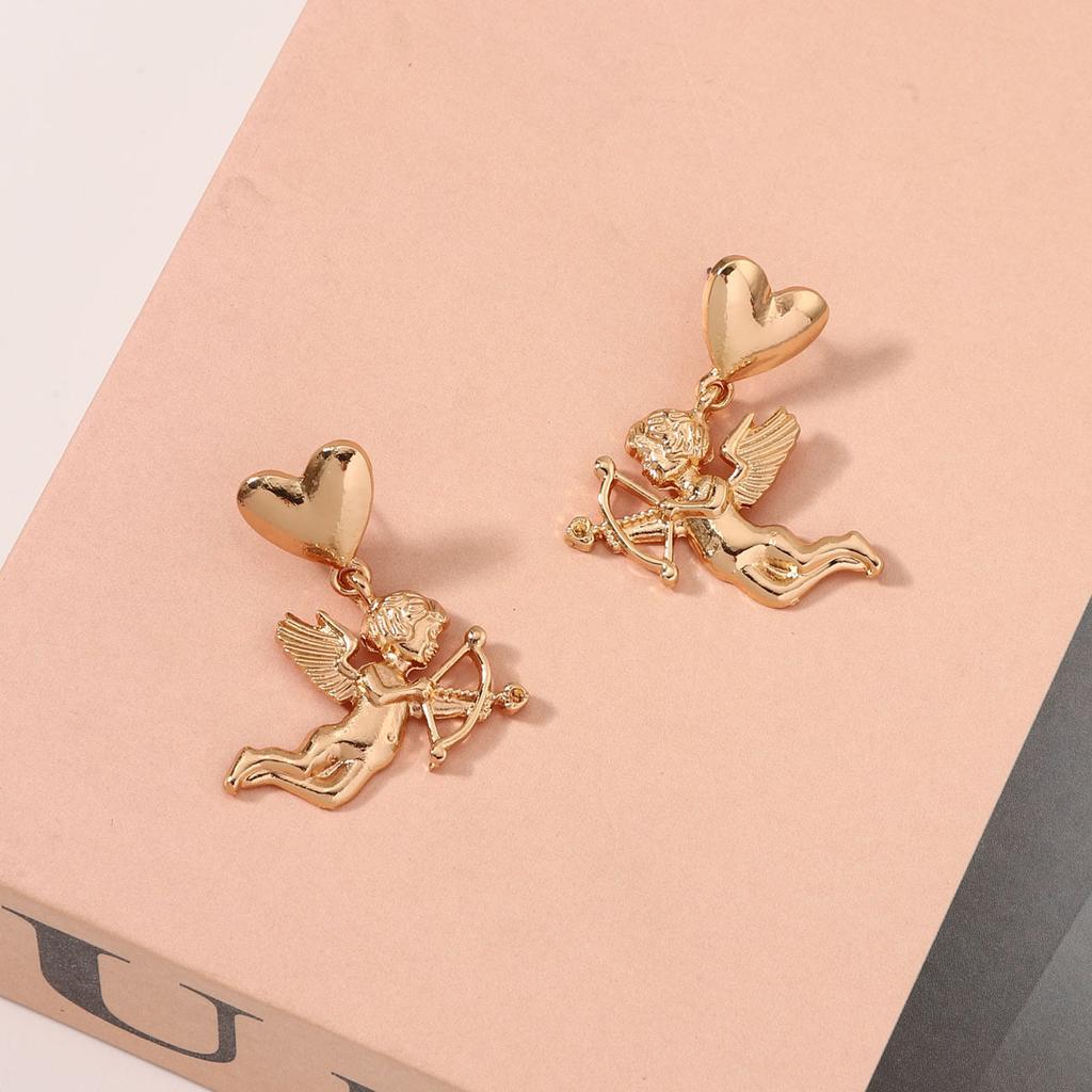 Light luxury style, versatile, trendy and fashionable, niche golden design earrings, stud earrings and other accessories
