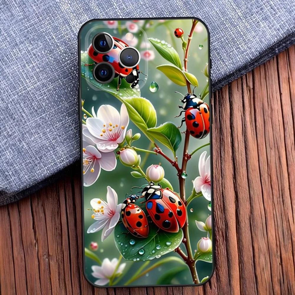 Чехол для телефона с красивыми божьими коровками для iPhone 16,15,14,13,12,11,Pro,X,XS,Max,XR,Plus,Mini Черный Мягкий Силиконовый Чехол