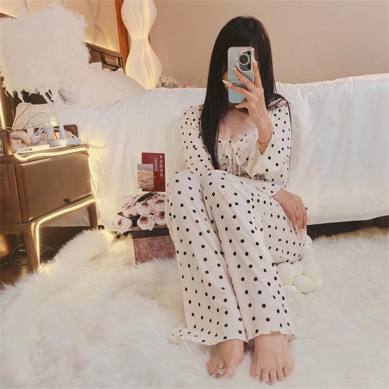 Женский пижамный комплект из французского модала, 3 предмета: Топ с длинным рукавом и нагрудными вкладышами, на бретелях-спагетти, длинные брюки и халат.