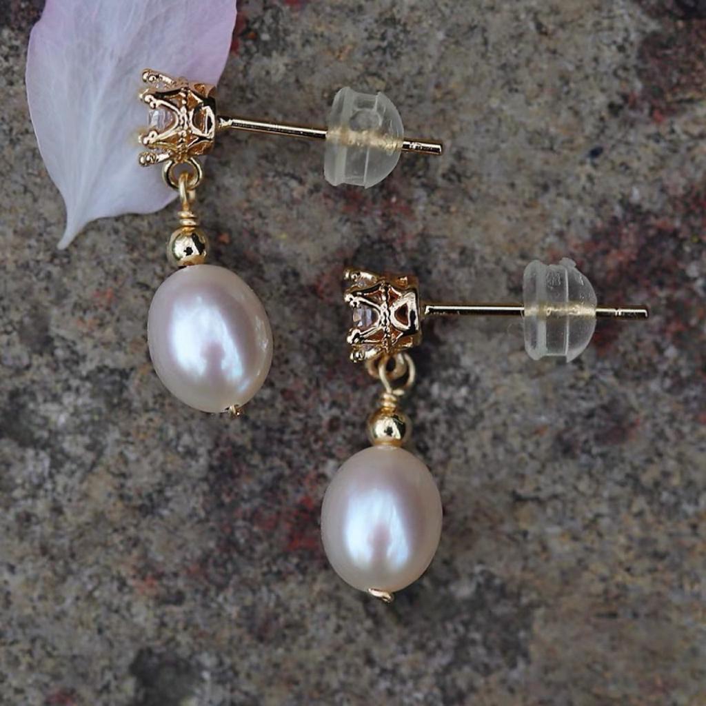 Simple and versatile temperament women's small crown zircon natural freshwater pearl 925 silver needle gold-plated stud earrings strong light rice bea