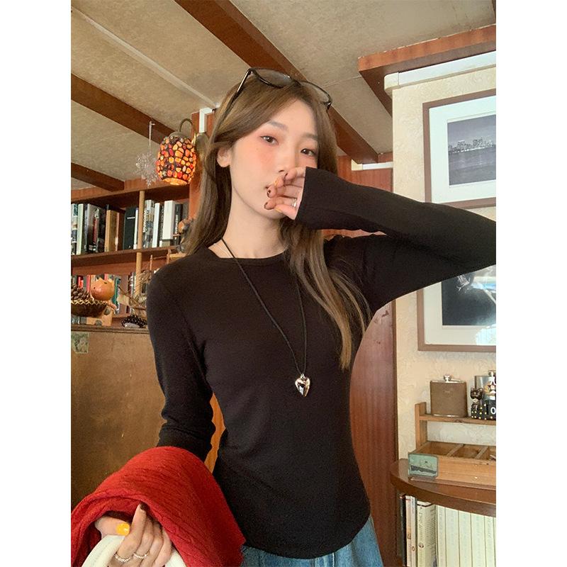 Поздней осенью и ранней зимой серая базовая универсальная рубашка с круглым вырезом и длинными рукавами для женщин в сочетании с облегающим верхом