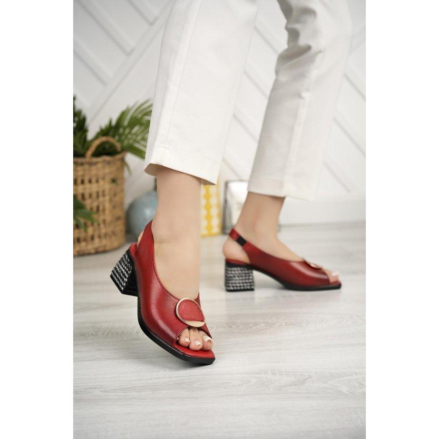 Повседневные босоножки на среднем каблуке из натуральной кожи