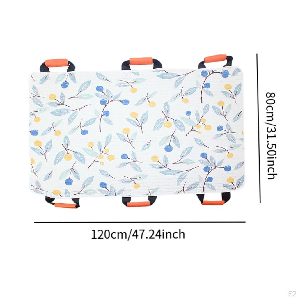 Помощник помощника по переворачиванию простыни пациента для переноса