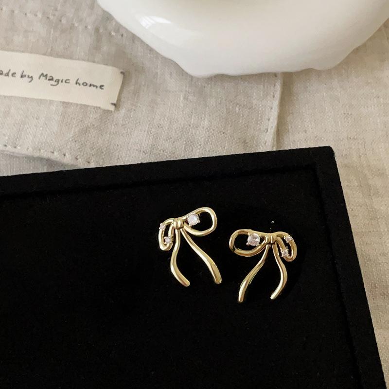 Micro-Inlaid Zircon Bow Stud Earrings Women'S Simple And Exquisite High-End Personality Unique Temperament Elegant Versatile Earrings