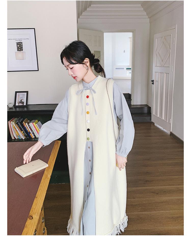 Женский комплект из двух частей весна-лето 2025 года: Платье-рубашка с цветными пуговицами и трикотажный жилет с кисточками