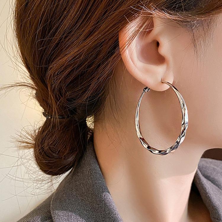 Женские серебряные серьги-кольца: Легкая роскошь 2024 года. Преувеличенный стиль ниши