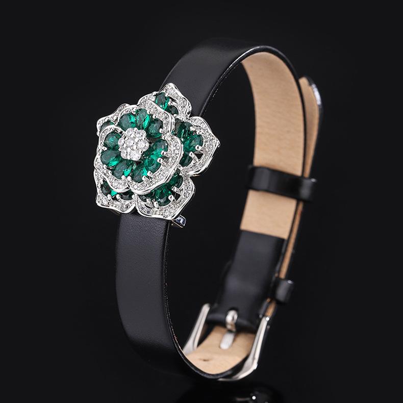 Ювелирные изделия Комплект из двух предметов: браслет-кольцо «Камелия», слегка усыпанный бриллиантами. Винтажный браслет из благородного топаза с рубинами цвета голубиной крови.