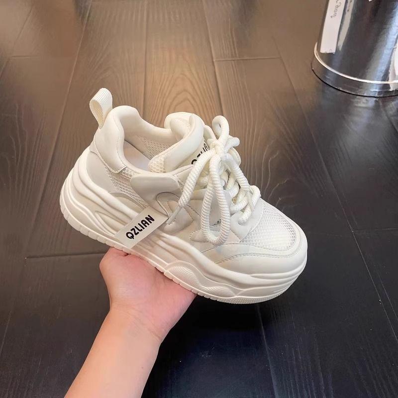 Маленький человек увеличивает рост, маленькие белые туфли женские лето 2025 новые супер огонь универсальные повседневные кеды сетка дышащие одинарные туфли