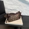 Весна 2025 Новая сумка-тоут с бантом Модная сумка под мышкой с леопардовым принтом Трендовая универсальная сумка-багет на плечо Женская