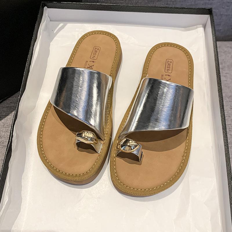 Однословный набор шлепанцев с перемычкой для женской уличной одежды 2025 лето новый однопедальный на плоской подошве с металлической пряжкой универсальные крутые шлепанцы
