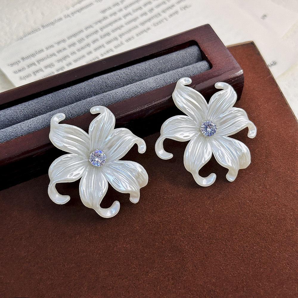 Light Luxury Exquisite Micro-inlaid Zircon Flower Earrings Elegant High-end Pearl Stud Earrings Niche Design Temperament Earrings