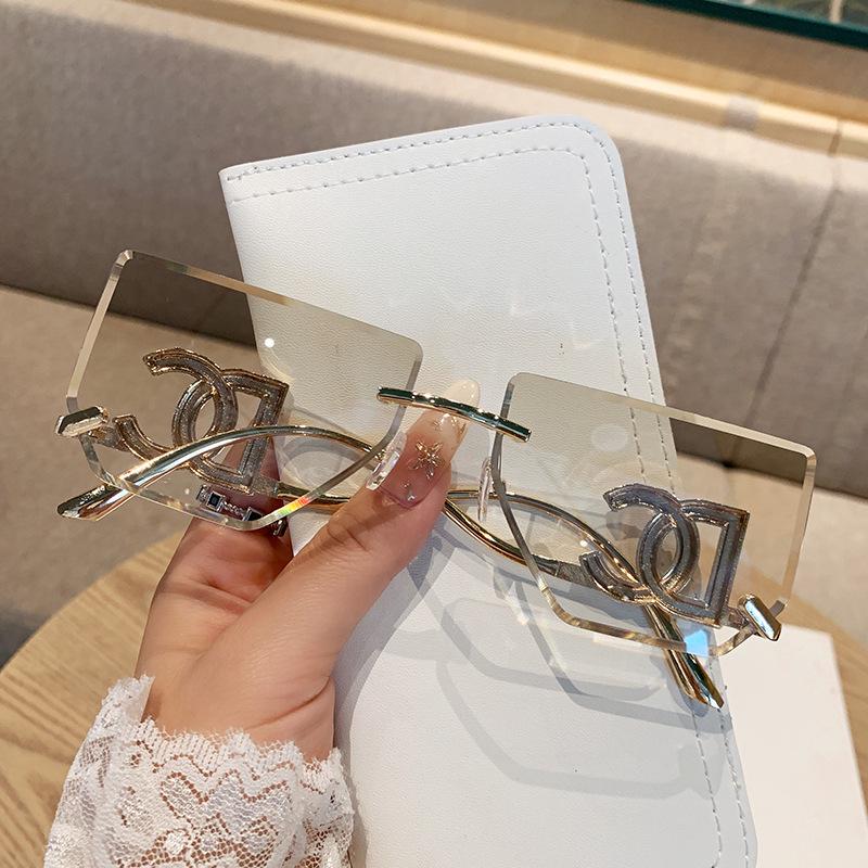 Женские безободковые солнцезащитные очки большого квадратного размера с металлическими дужками с надписью - Стильный и популярный зеркальный дизайн