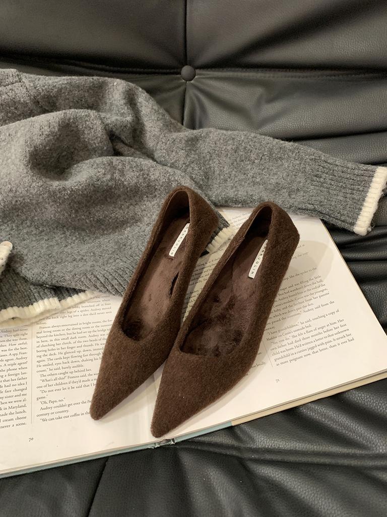 Французские черные туфли на высоком каблуке, остроносые, одинарные, женская обувь 2025, новинка, осень и зима, верхняя одежда, плюшевые, для通勤, пушистые туфли