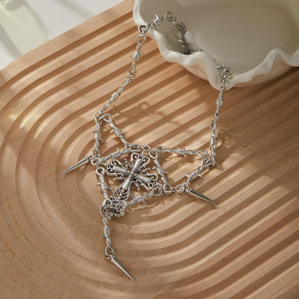 Модное ожерелье-цепочка с подвеской в виде креста и шипов для женщин. Идеально для стильной повседневной носки.