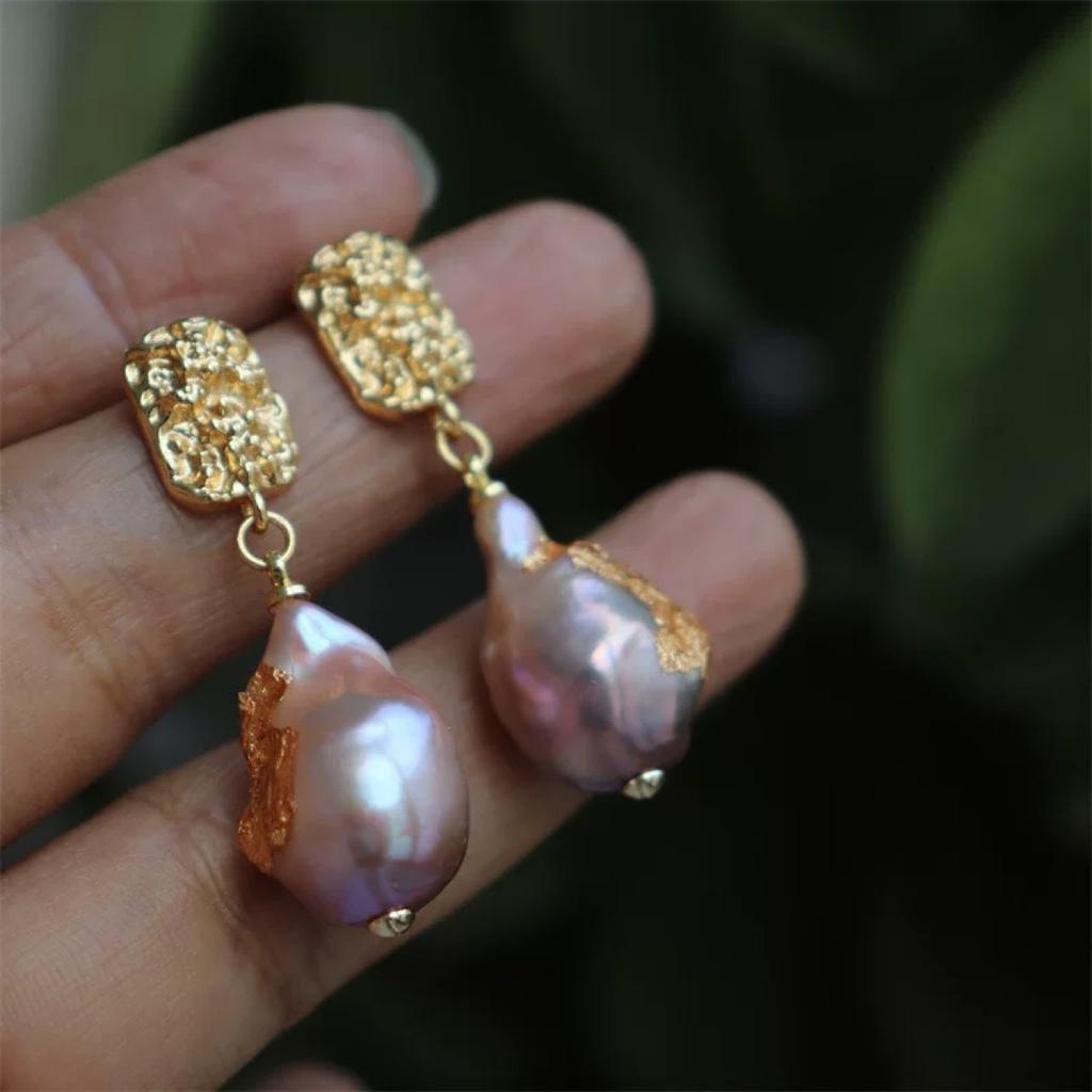 Новые дизайнерские французские ретро-средневековые серьги с натуральными, яркими, светло-фиолетовыми пресноводными жемчужинами в стиле барокко и золотой фольгой.