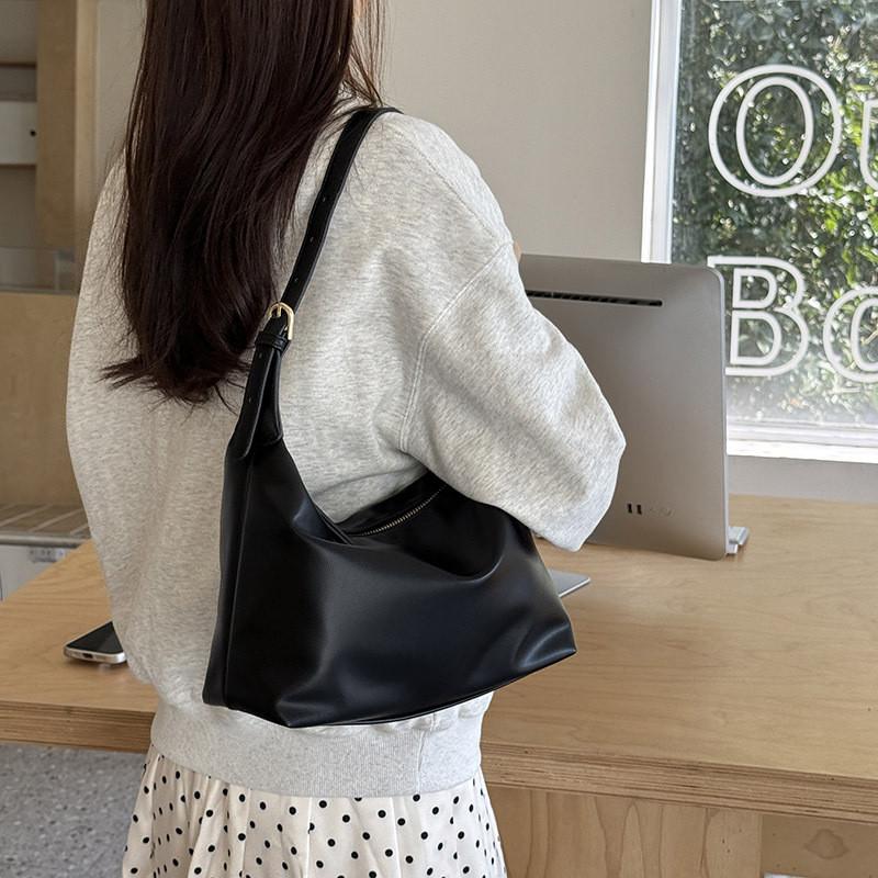 IELGY Korean version of simple underarm bag Joker commuter shoulder slung.