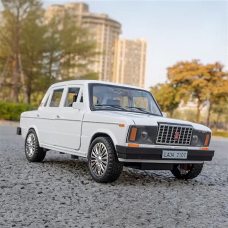 1/18 ВАЗ 2107 Классический Автомобиль Сплав Модель Автомобиля Литьевой Металл Транспортные Средства Модель Автомобиля Симуляция Звука и Света Коллекция Детские Игрушки Подарок