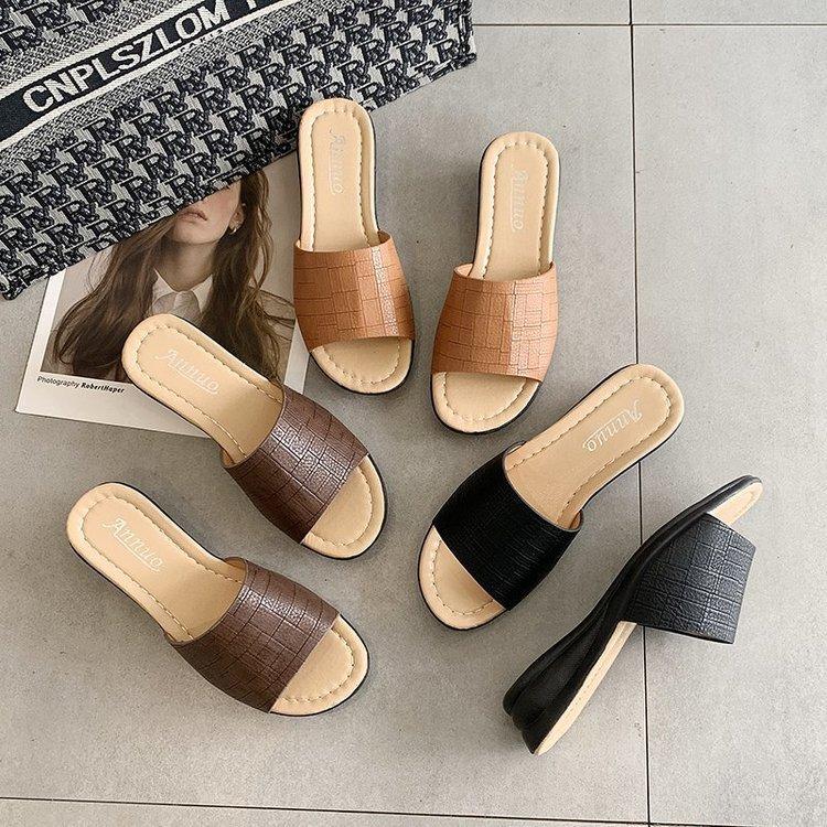 Классные тапочки женские 2025 новые летние тапочки в европейском и американском стиле с открытым носком на танкетке женские туфли