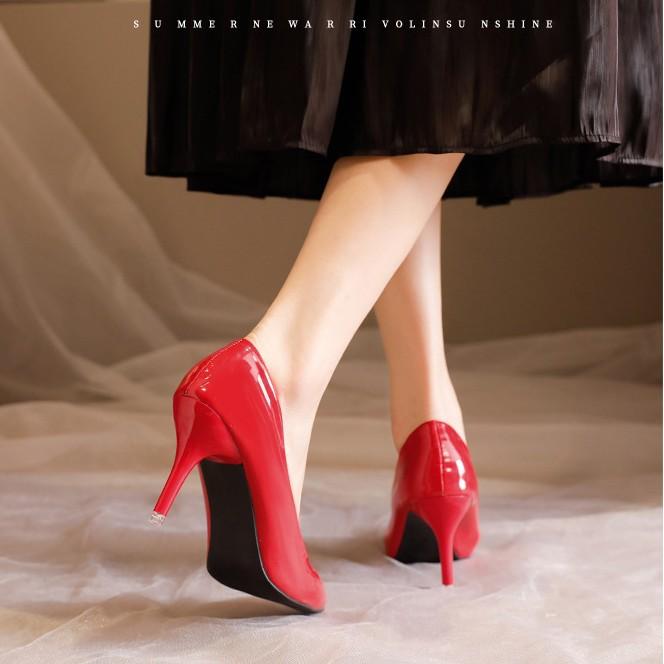 Черные туфли на высоком каблуке с красной подошвой для женской весны, новые, с острым носком, на тонком каблуке, сексуальные, с глянцевым темпераментом, одинарные туфли, женские туфли из лакированной кожи