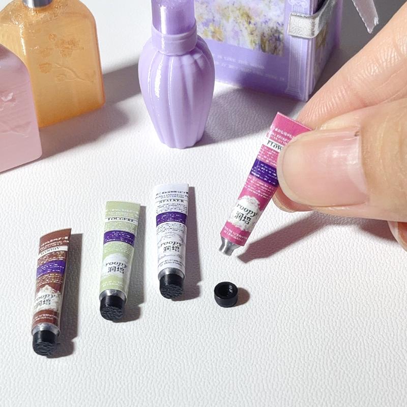 2 шт. Кукольный домик Миниатюрный крем для рук Декор сцены макияжа Аксессуары для кукольного домика Мини реквизит для красоты