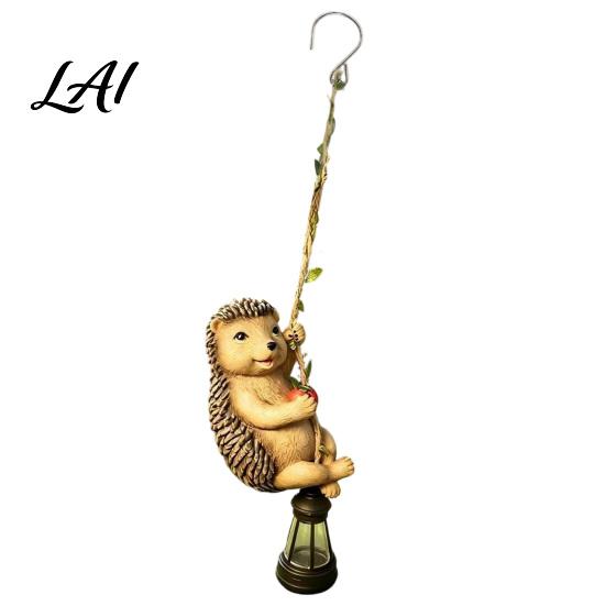 Weatherproof Balcony Accessories Climbing Animal Solar Light Resin Statue with Lantern Unique Yard Decor for Garden Lovers Hanging Light Outdoor