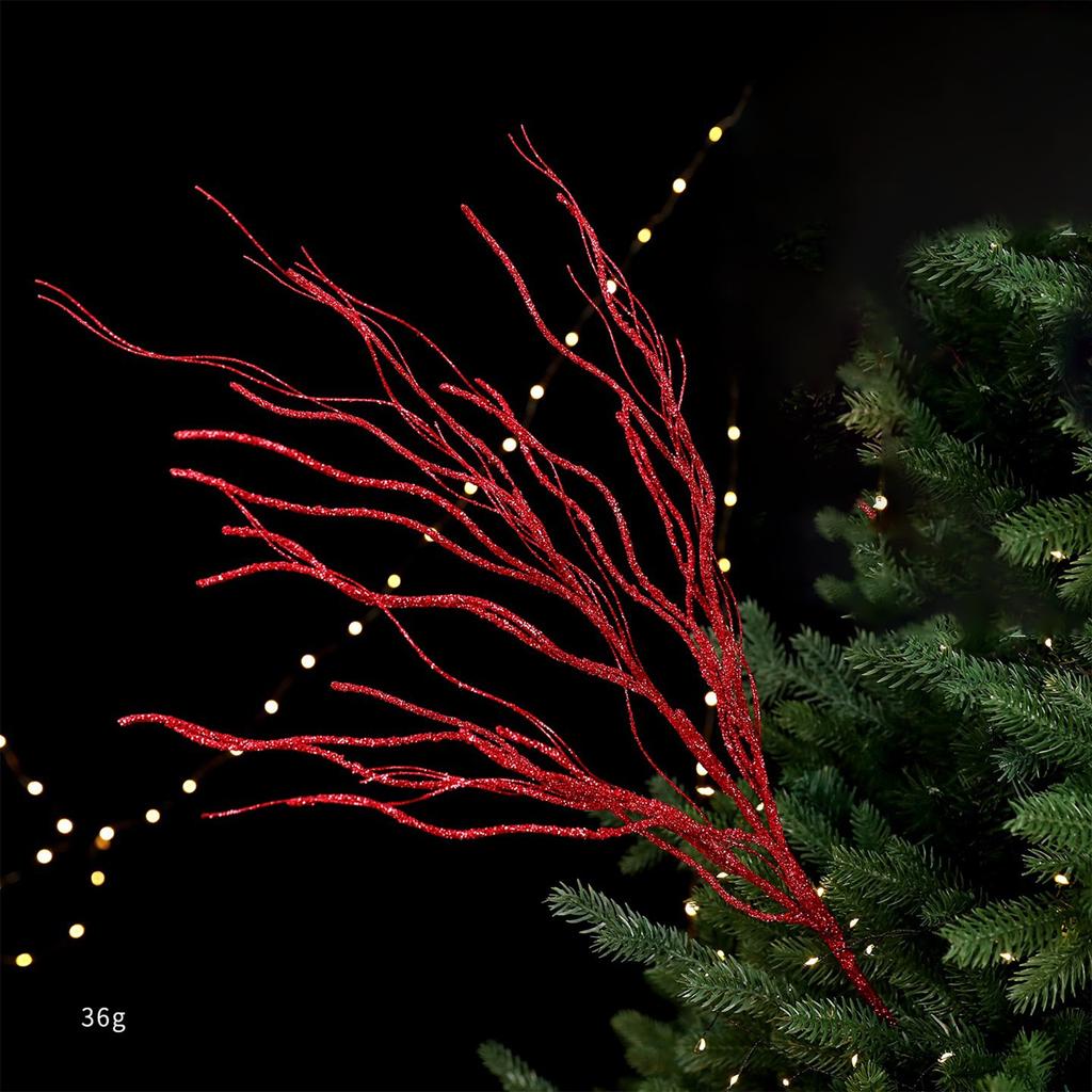 Большие ветки рождественской ели, украшения для рождественского венка, елочные игрушки, искусственные блестящие ветки.