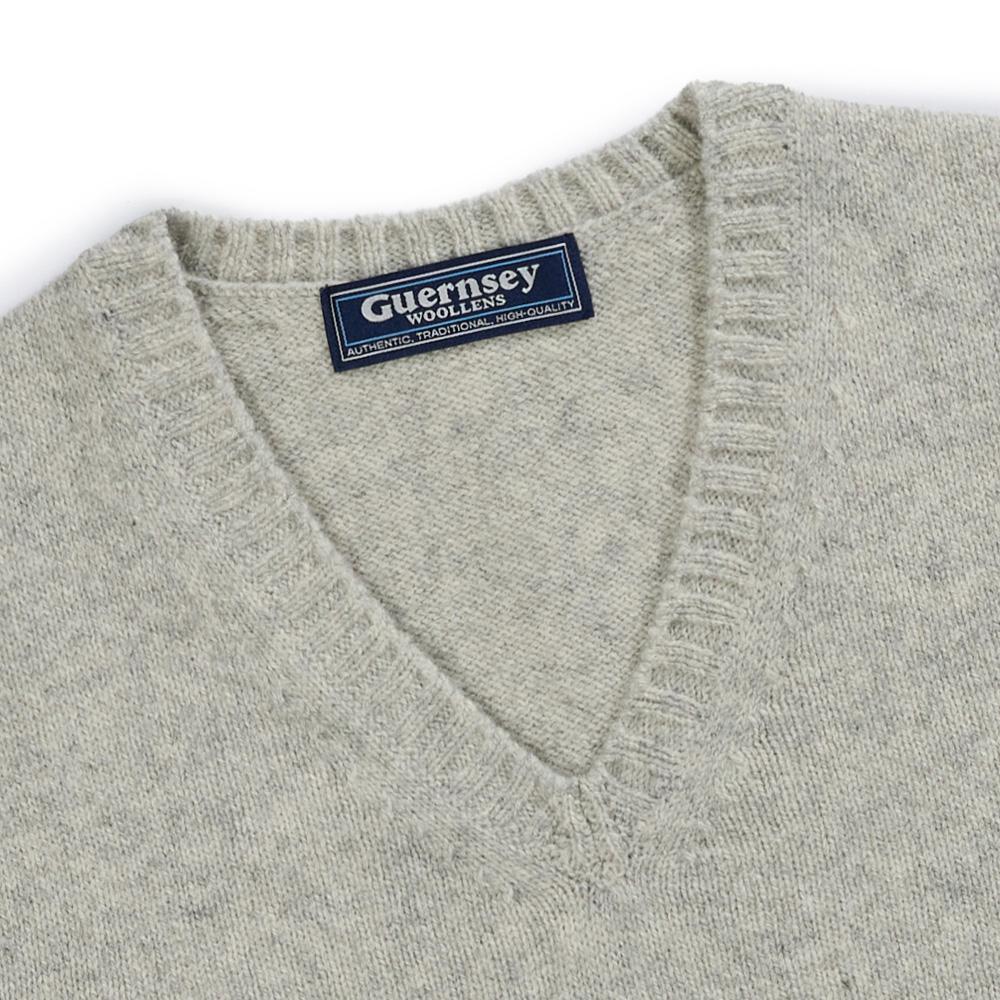 Жилет Guernsey Woollens из шерсти Шетландских островов с V-образным вырезом - Светло-серый