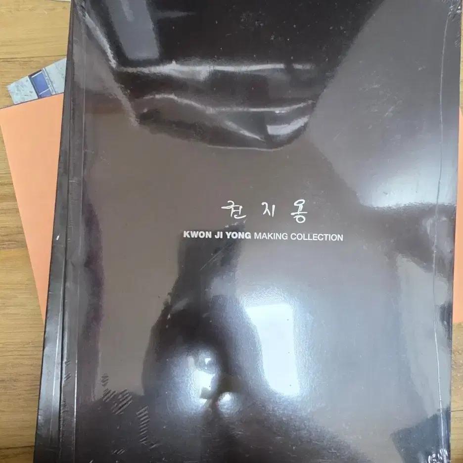 Selling G-DRAGON albums and photobooks.