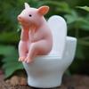 Миниатюрная статуэтка свиньи Свинья, сидящая на унитазе Мини-игрушка животное