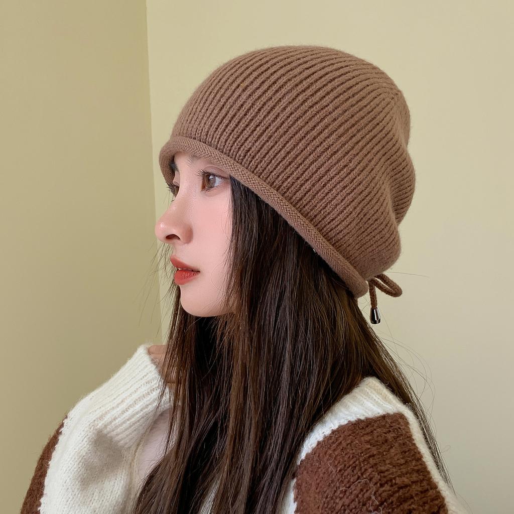 Осень и Зима Женская Защита Ушей Теплая и Модная Маленькая Шерстяная Накладка на Носок с Завязками Однотонная Вязаная Шапка