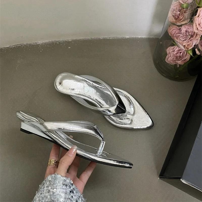 Мода 2024 Лето Новые модные женские тапочки Модные шлепанцы на низком каблуке и танкетке Женские уличные сандалии без застежек Дизайнер Zapatos De Mujer