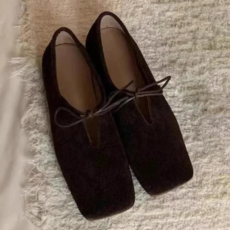 Туфли на плоской подошве с квадратным носком, замшевые туфли с бантом, новые зимние дизайнерские повседневные туфли 2024 года, трендовое платье для прогулок, модные женские туфли