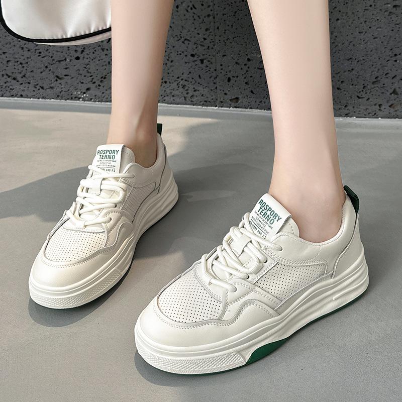 2026 New Women's Flat Bottom Breathable Casual Versatile Student Flat Heel Large Size Leather Women's Shoes