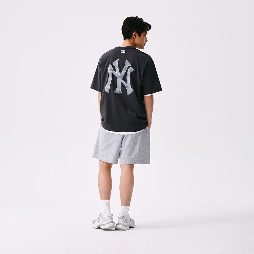Новая коллекция MLB MONOGRAM Футболка унисекс New York Yankees SS25 Угольно-серая 3ATSM0953-50CGS