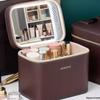 Портативный двухслойный кейс для макияжа со светодиодным зеркалом и большой вместимостью