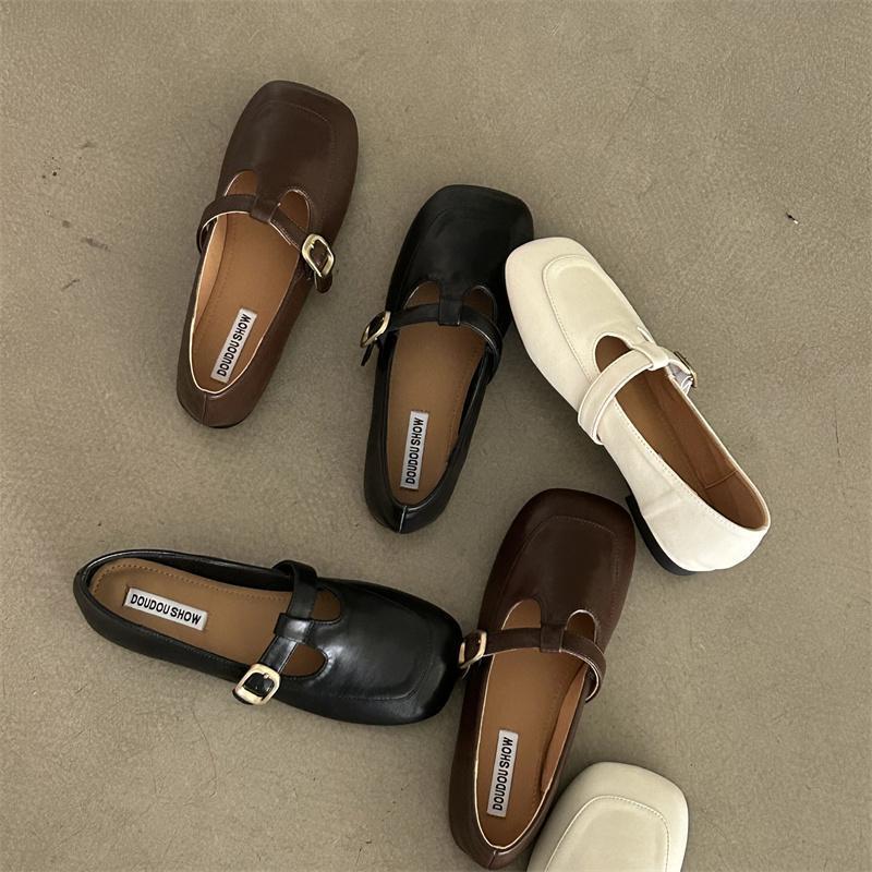 Французские ретро туфли бабушки с квадратным носком 2025 новые туфли Мэри Джейн с Т-образной застежкой темпераментные на плоской подошве маленькие кожаные туфли