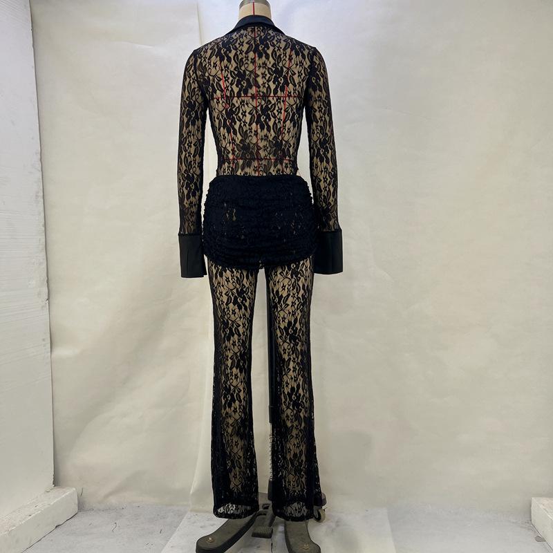 Женский комплект из кружевного лоскутного топа с глубоким V-вырезом и прозрачных расклешенных брюк в европейском и американском стиле 2024