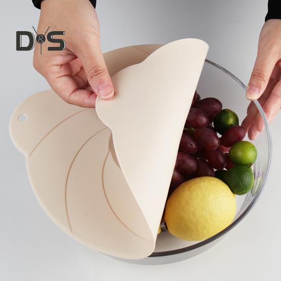 Простая в использовании крышка для защиты от разливов. Термостойкая, удобная крышка для сохранения свежести пищевого качества.