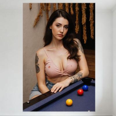 Сексуальная женщина с длинными волнистыми каштановыми волосами и татуировками, сидящая за синим бильярдным столом, жестяная табличка - винтажный металлический постер для бара, паба, дома, кафе
