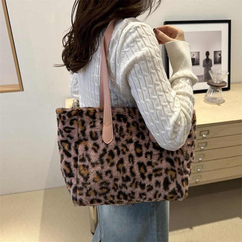 Качественная плюшевая сумка женская с леопардовым принтом большая вместительная сумка-тоут новая легкая корейская версия модная сумка через плечо для поездок на работу